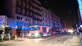 Köln-Mülheim: Ein Feuerwehrauto steht in einer unbeleuchteten Straße.
