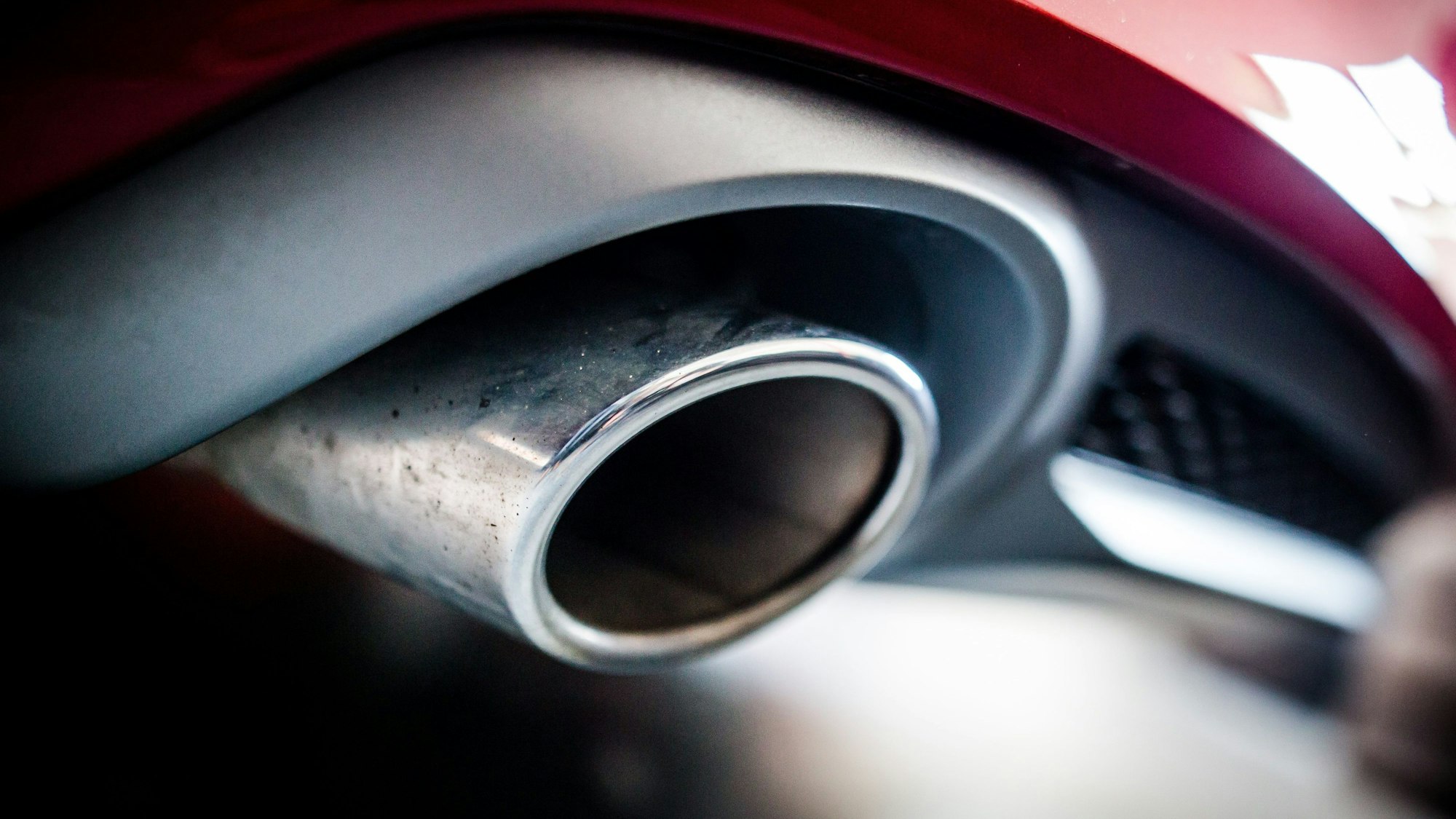Der Auspuff eines Autos mit Dieselmotor. Die EU-Staaten werden am kommenden Dienstag nicht wie ursprünglich geplant eine endgültige Entscheidung über das pauschale Verbot neuer Autos mit Verbrennungsmotor ab 2035 treffen. (Symbolbild)