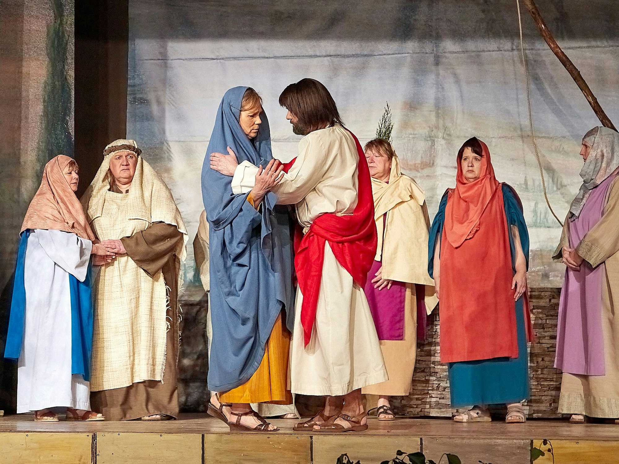 Jesus und seine Mutter Maria stehen auf der Bühne.