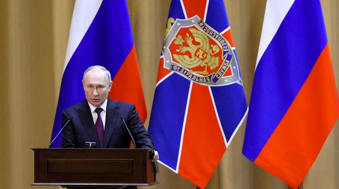 Wladimir Putin steht am Rednerpult.