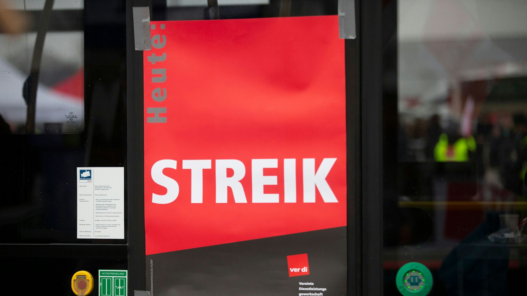 Ein Schild mit der Aufschrift „Streik “ auf dem KVB Betriebsgelände.