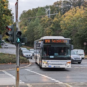 Das Foto zeigt die Ampel an der Kreuzung Frechener Straße, Sudetenstraße und Hermülheimer Straße in Hürth. Ein Bus biegt ab, gleichzeitig haben die Fußgänger ebenfalls Grün.