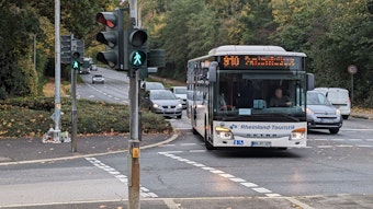 Das Foto zeigt die Ampel an der Kreuzung Frechener Straße, Sudetenstraße und Hermülheimer Straße in Hürth. Ein Bus biegt ab, gleichzeitig haben die Fußgänger ebenfalls Grün.