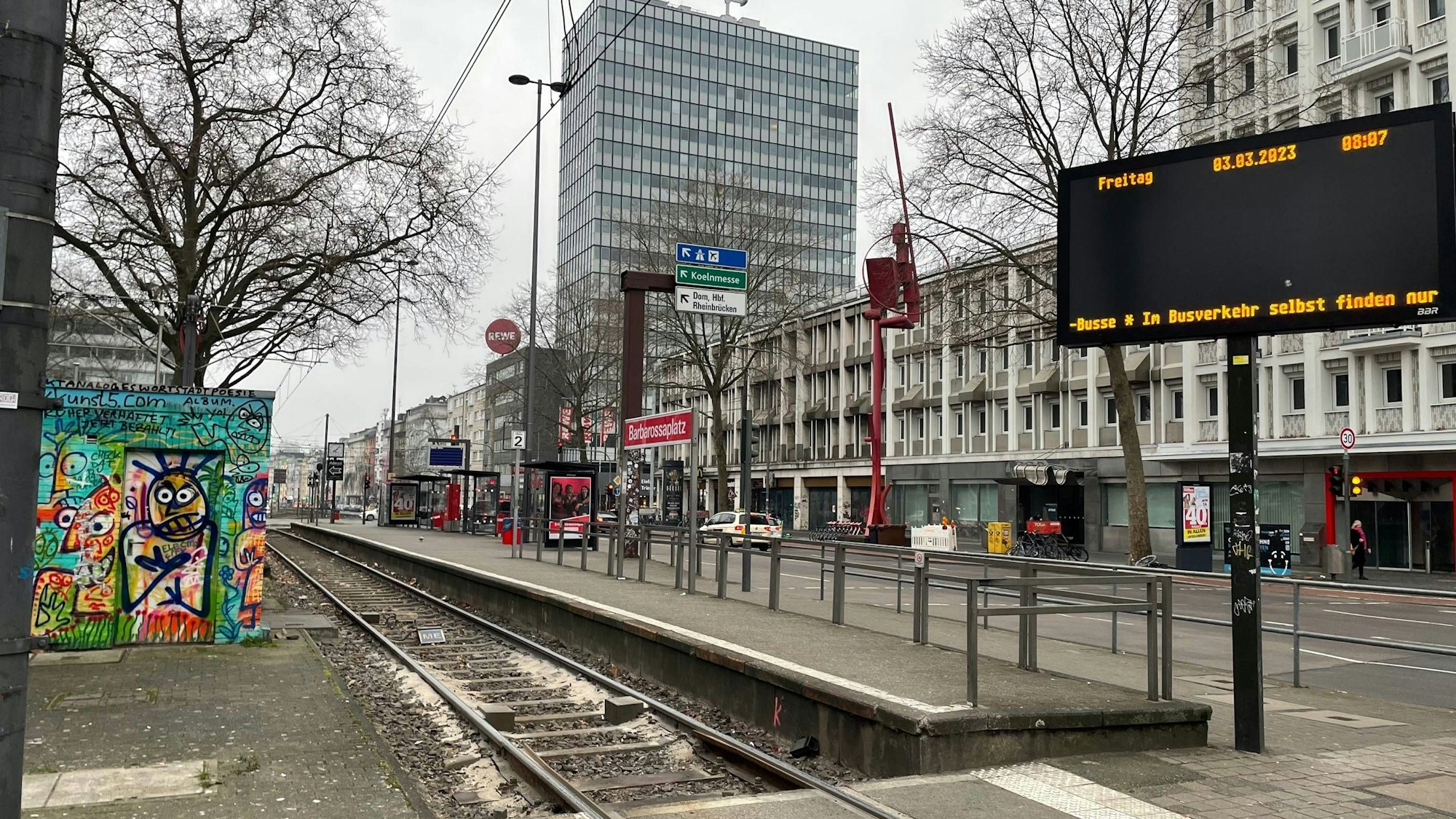 Die KVB-Haltestelle Barbarossaplatz. Eine leere Anzeigetafel und ein leeres Gleis.
