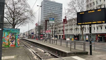 Die KVB-Haltestelle Barbarossaplatz. Eine leere Anzeigetafel und ein leeres Gleis.