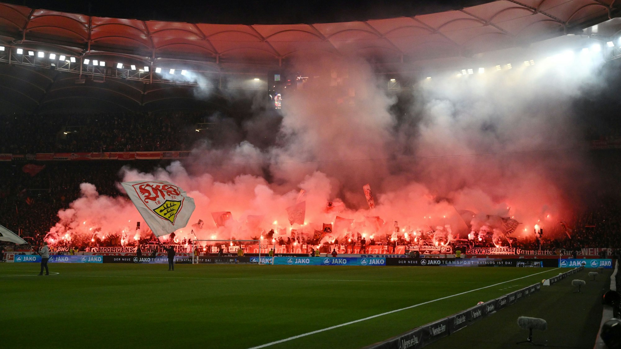Fans des VfB Stuttgart brennen vor dem Spiel gegen Bayern München Pyrotechnik ab.