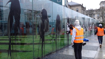 Klimaaktivisten der „Letzten Generation “beschmieren und plakatieren die gläserne Grundgesetz-Skulptur am Bundestag.