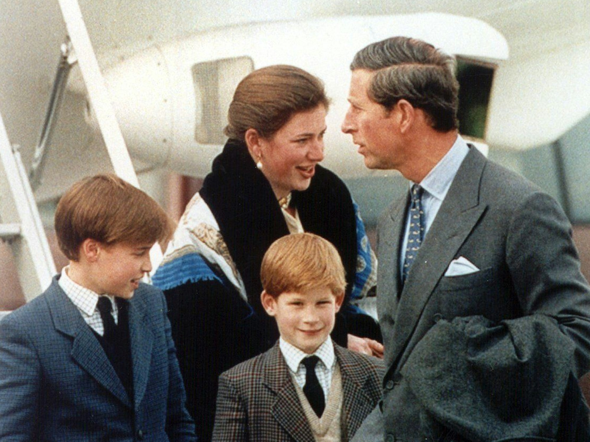Das Kindermädchen der Prinzen William (l) und Harry, Tiggy Legge-Bourke, am 17.2.1994 mit Prinz Charles auf dem Flughafen in Zürich.