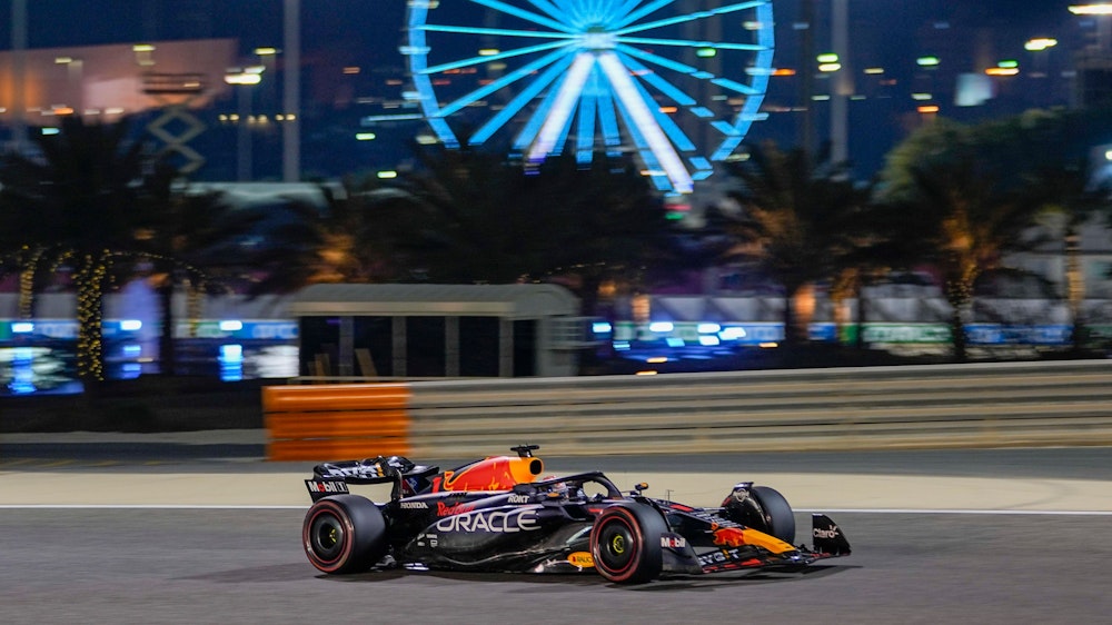 Max Verstappen fährt in seinem Red Bull während des freien Trainings zum Großen Preis von Bahrain in seinem Formel-1-Wagen über die Rennstrecke.