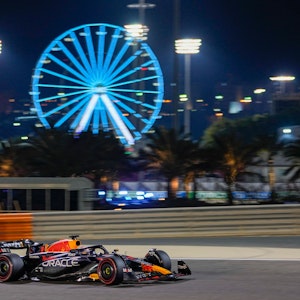 Max Verstappen fährt in seinem Red Bull während des freien Trainings zum Großen Preis von Bahrain in seinem Formel-1-Wagen über die Rennstrecke.