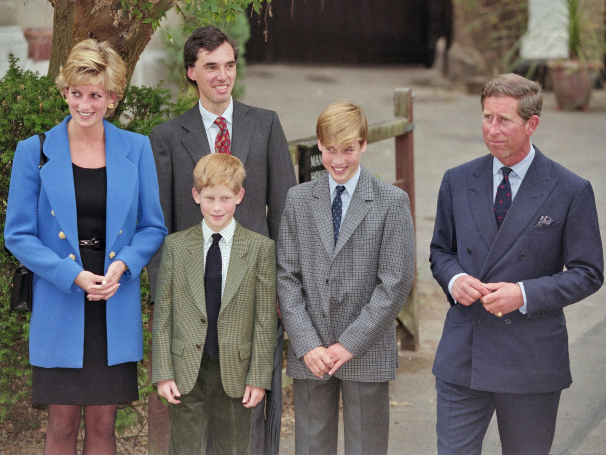 Diana, Prinzessin von Wales (1961-1997) mit dem Hausmeister von Eton, Dr. Andrew Gailey, Prinz Harry, Prinz William und Prinz Charles vor dem Manor House.