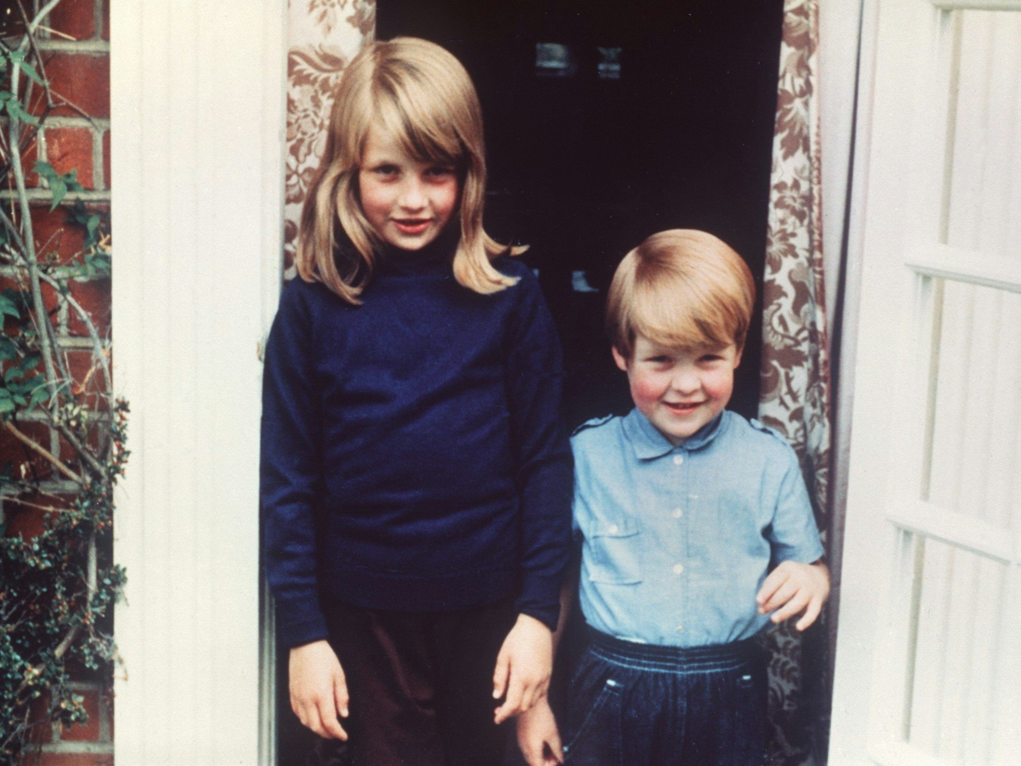 Das Geschwisterpaar Diana und Charles Spencer im Jahr 1968.
