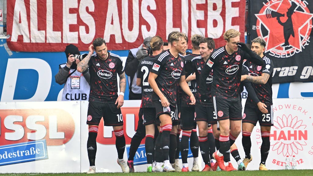 Die Spieler von Fortuna Düsseldorf jubeln in Regensburg über das Tor zum 1:0.