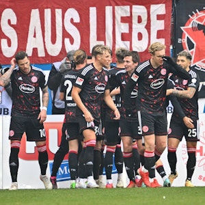 Die Spieler von Fortuna Düsseldorf jubeln in Regensburg über das Tor zum 1:0.
