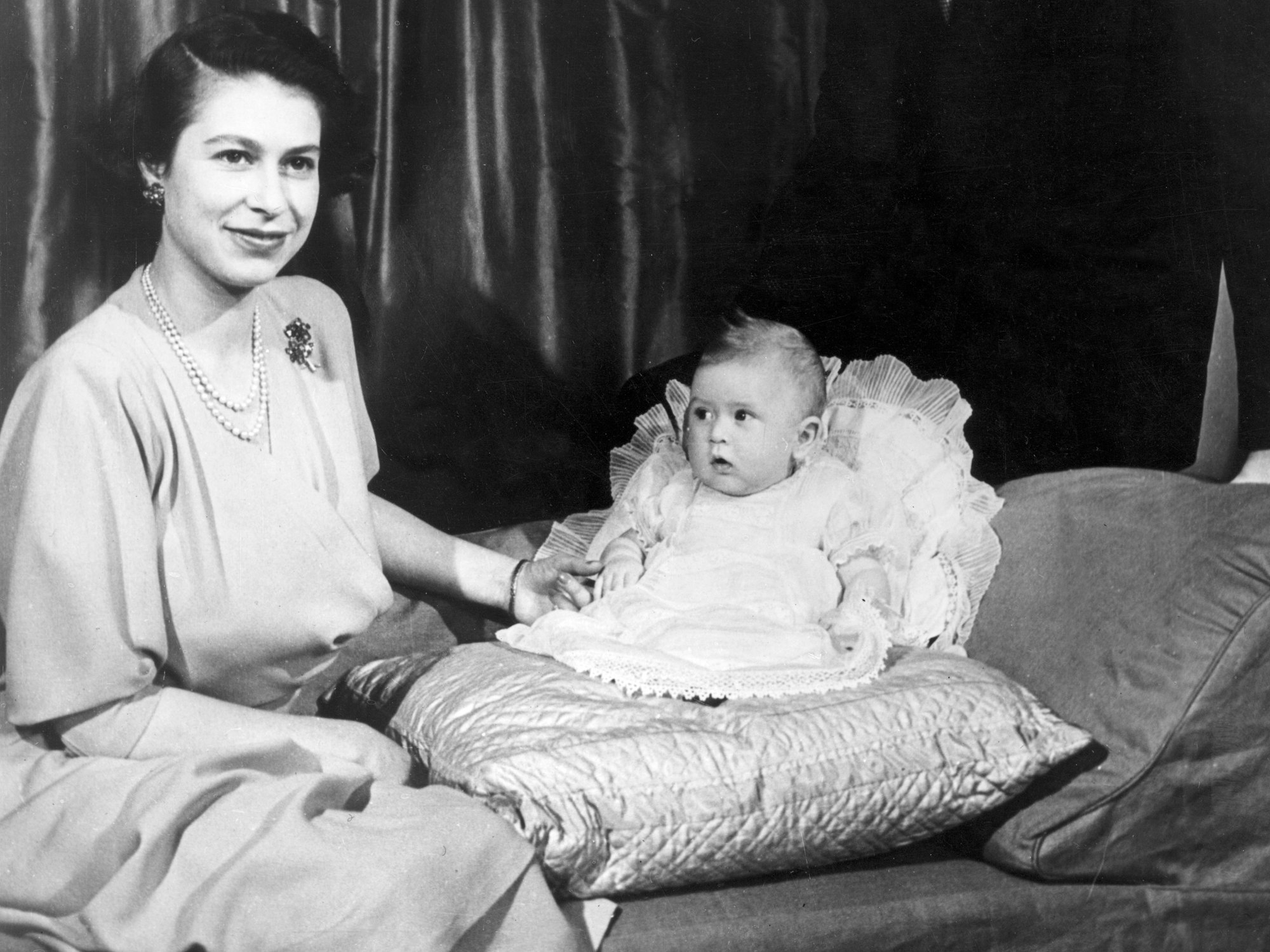 Lächelnd präsentiert Prinzessin Elizabeth im April 1949 im Buckingham Palast in London erstmals ihren ersten Sohn, den sechs Monate alten Prinz Charles, den Fotografen.