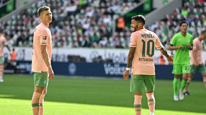 Mitchell Weiser und Leonardo Bittencourt im Gespräch während des Spiels beim VfL Wolfsburg.