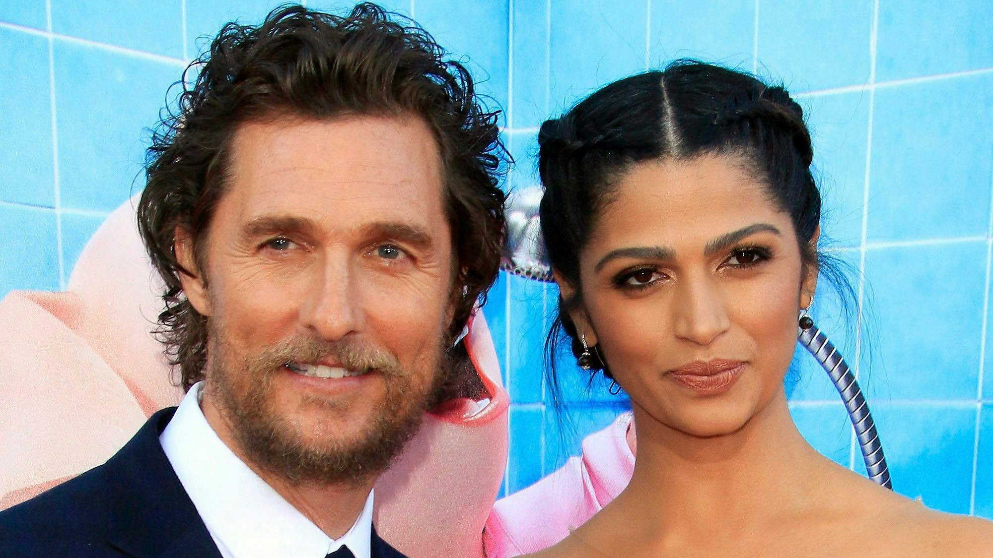 US-Schauspieler und Darsteller Matthew McConaughey kommt mit seiner Frau Camila Alves McConaughey zu einer Premiere.