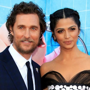 US-Schauspieler und Darsteller Matthew McConaughey kommt mit seiner Frau Camila Alves McConaughey zu einer Premiere. Camila Alves McConaughey hat die Erlebnisse des Paares auf einem Lufthansa-Flug mit heftigen Turbulenzen geschildert.