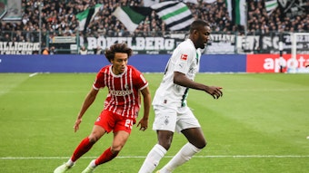 Borussia Mönchengladbach hat am Samstag (4. März 2023) 0:0 gegen den SC Freiburg gespielt. Das Foto zeigt SCF-Spieler Kiliann Sildillia (l.) im Laufduell mit Gladbachs Marcus Thuram (r.).