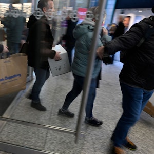 Die Modebranche leidet, die Insolvenzgefahr steigt. Unser Archivbild (Dezember 2022) zeigt, wie sich die Menschen in der Schildergasse mit Einkäufen den Weg durch Köln bahnen.