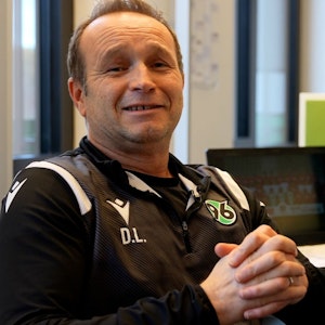 Dirk Lottner ist Jugendtrainer im Fußballinternat von Hannover 96. Der ehemalige Profi des 1. FC Köln bildet den Fußball-Nachwuchs aus – am liebsten zum Nationalspieler.