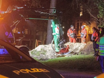 Ein Bagger gräbt ein Loch in einem Park. Dort wurden bei einer kontrollierten Sprengung Chemikalien zur Explosion gebracht, die zuvor in einer Aachener Wohnung in der Nähe gefunden wurden.