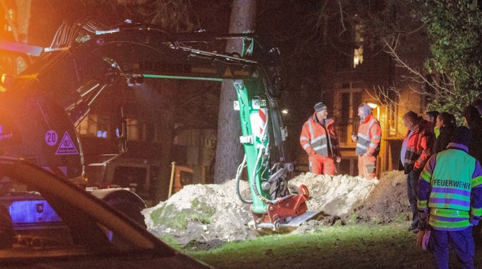 Ein Bagger gräbt ein Loch in einem Park. Dort wurden bei einer kontrollierten Sprengung Chemikalien zur Explosion gebracht, die zuvor in einer Aachener Wohnung in der Nähe gefunden wurden.