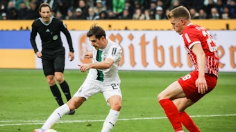 Gladbach-Star Jonas Hofmann (l.) im Zweikampf mit Matthias Ginter (r.) vom SC Freiburg während der Bundesliga-Partie am Samstag (4. März 2023) im Borussia-Park. Hofmann schießt mit rechts.