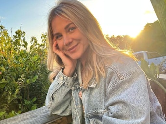 Alina Merkau lächelt für ein Instagram-Selfie in die Kamera.