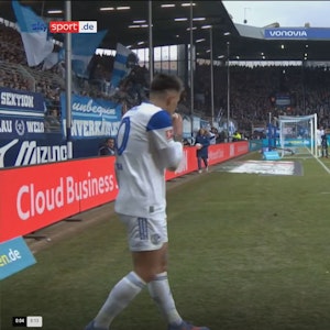 Kuriose Bundesliga-Szene: Rodrigo Zalazar küsst beim Schalke-Gastspiel in Bochum einen Beutel Reis vor der Ausführung einer Ecke.