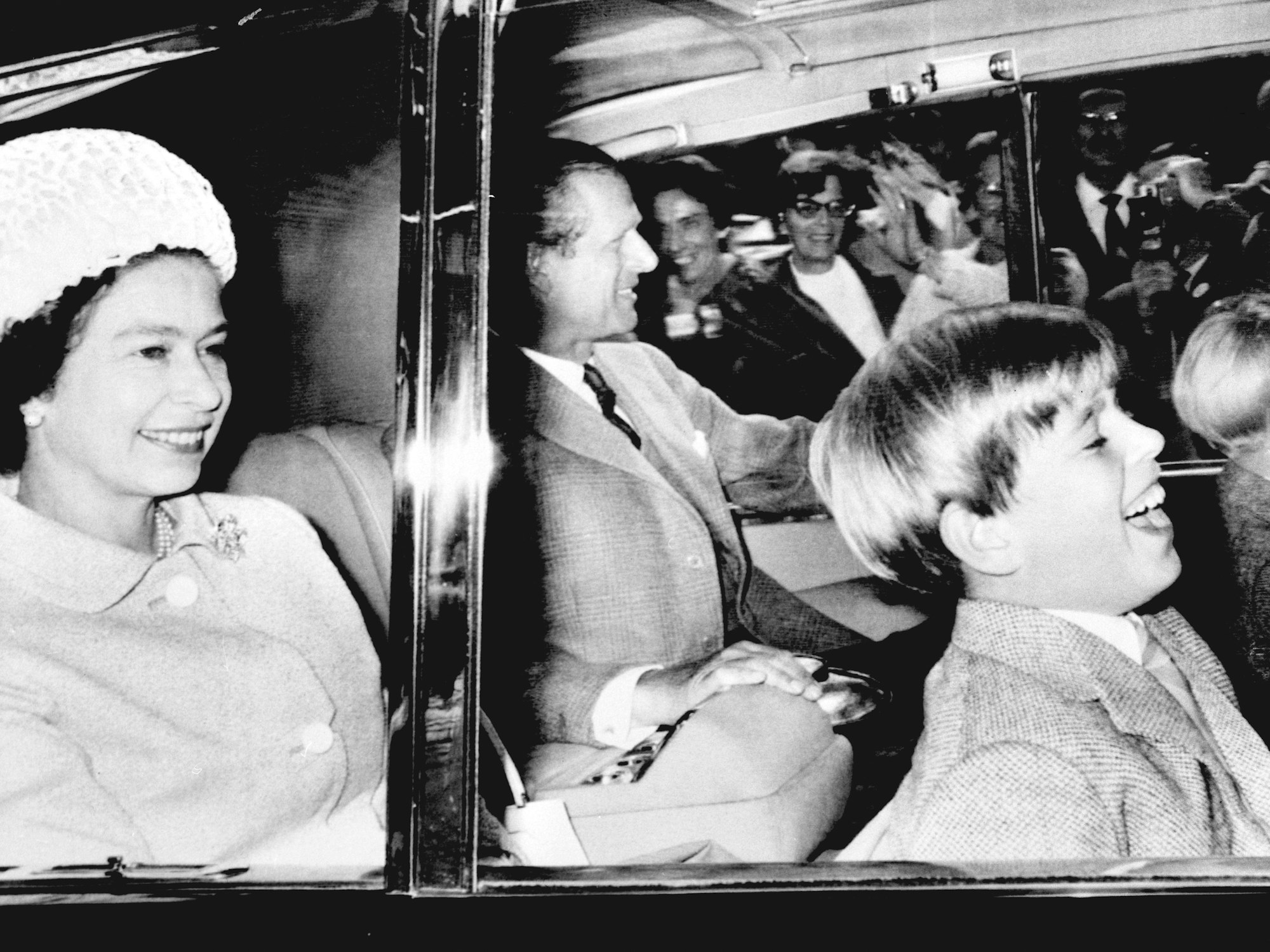 Königin Elizabeth II. mit Prinz Andrew und dem Herzog von Edinburgh.