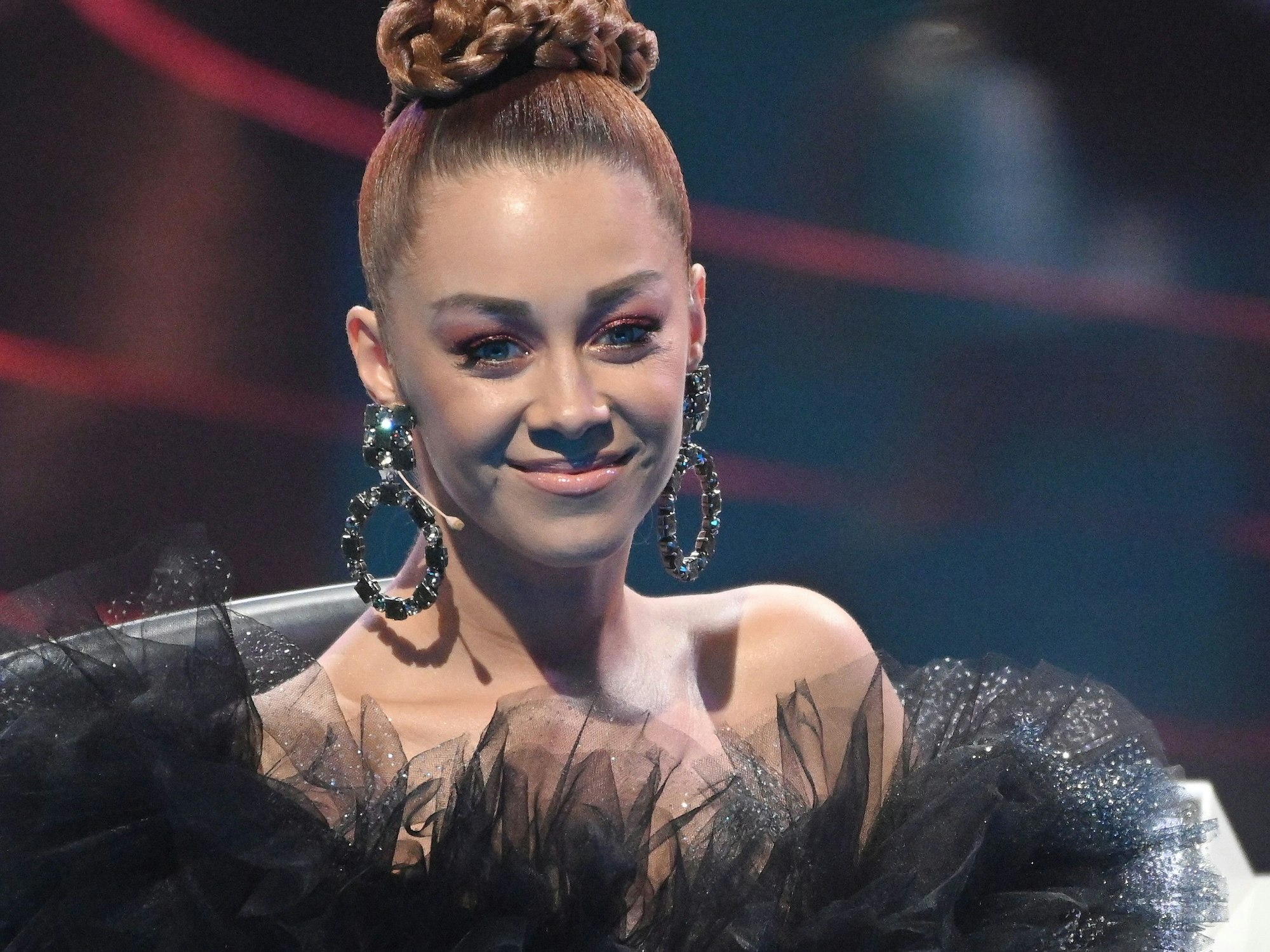 Die Jurorin Oana Nechiti sitzt beim Finale der RTL-Castingshow „Deutschland sucht den Superstar 2019“ auf der Bühne.