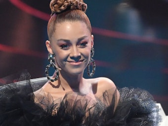 Die Jurorin Oana Nechiti sitzt beim Finale der RTL-Castingshow „Deutschland sucht den Superstar 2019“ auf der Bühne.