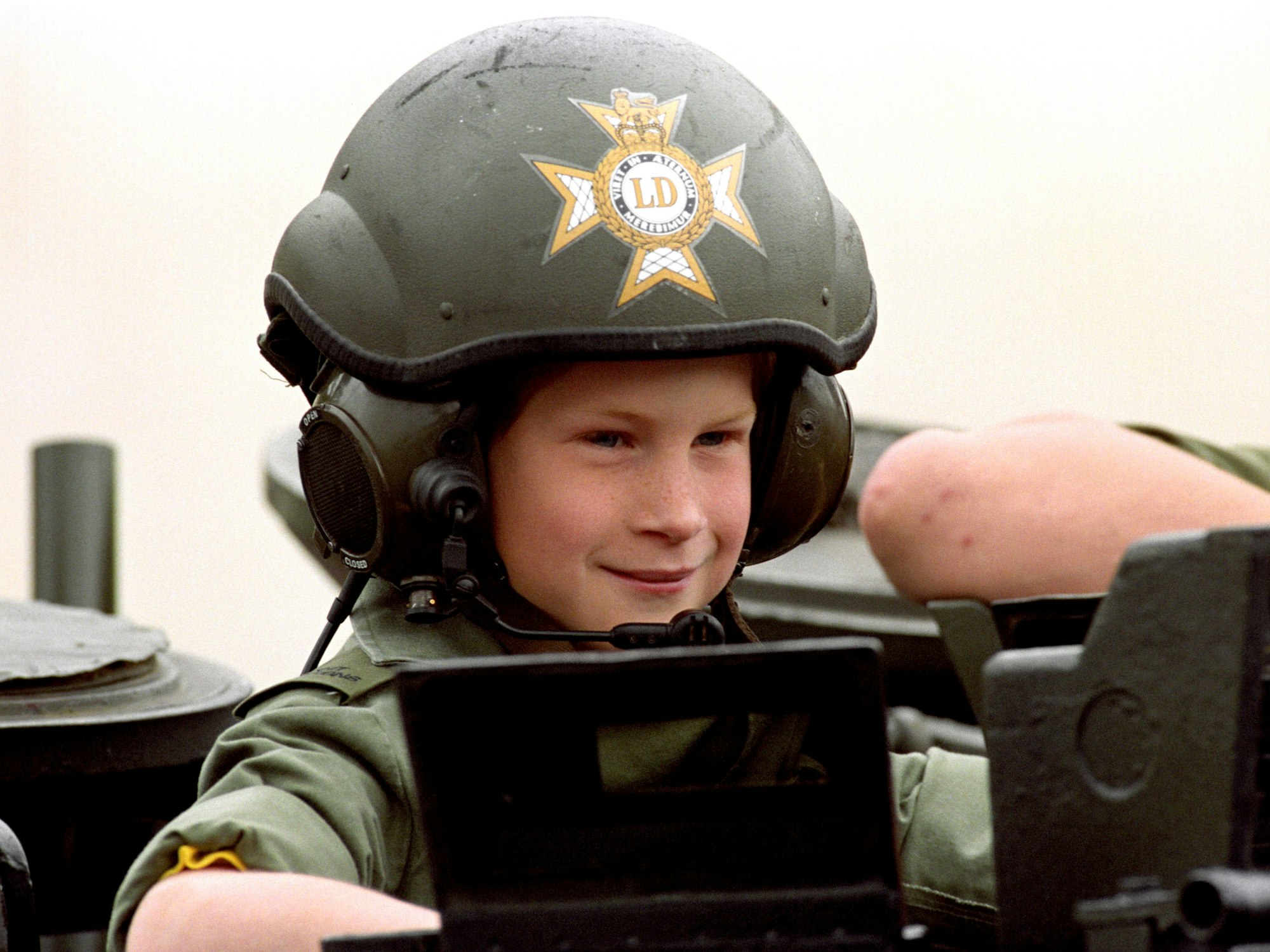 Prinz Harry fährt in einem leichten Panzer während eines Besuchs der Kaserne der Leichten Dragoner.