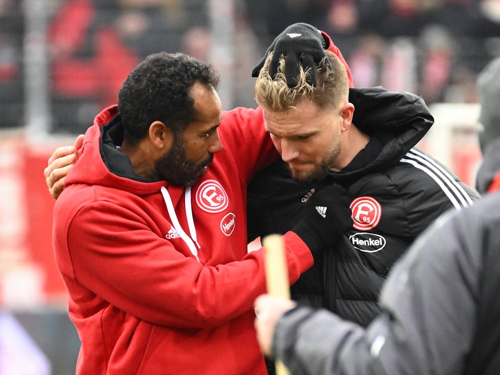Cheftrainer Daniel Thioune (l.) nimmt seinen Kapitän Andre Hoffmann nach dem 1:0 am Samstag bei Jahn Regensburg in den Arm.