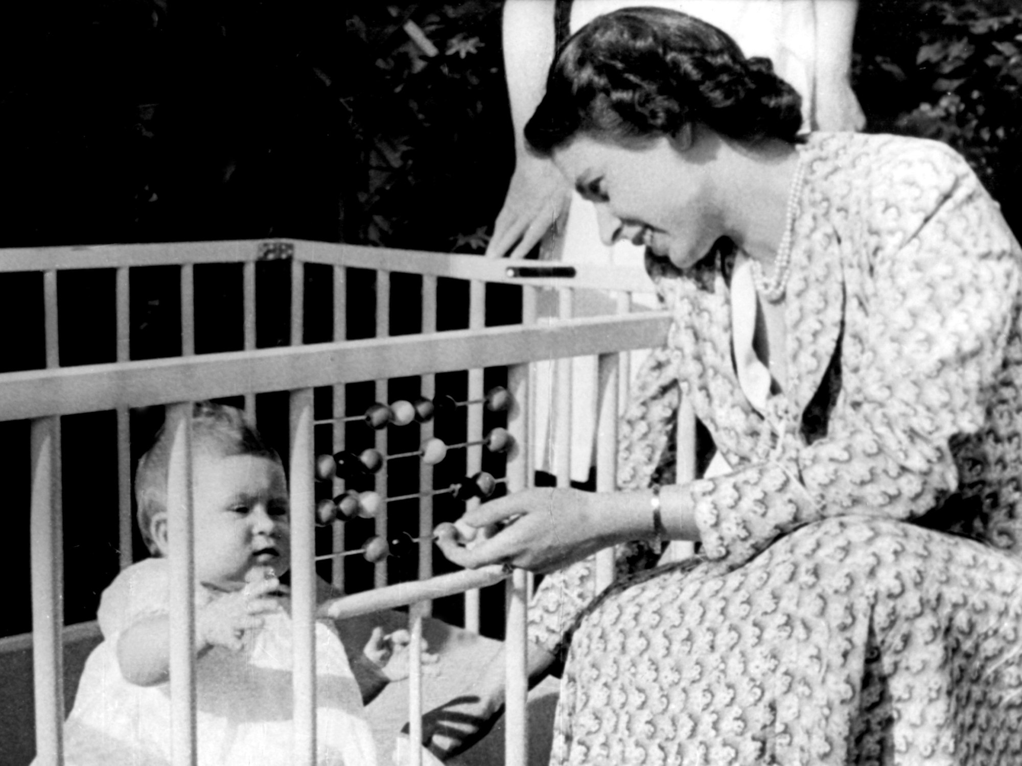 Prinzessin Elizabeth mit ihrem acht Monate alten Sohn Prinz Charles