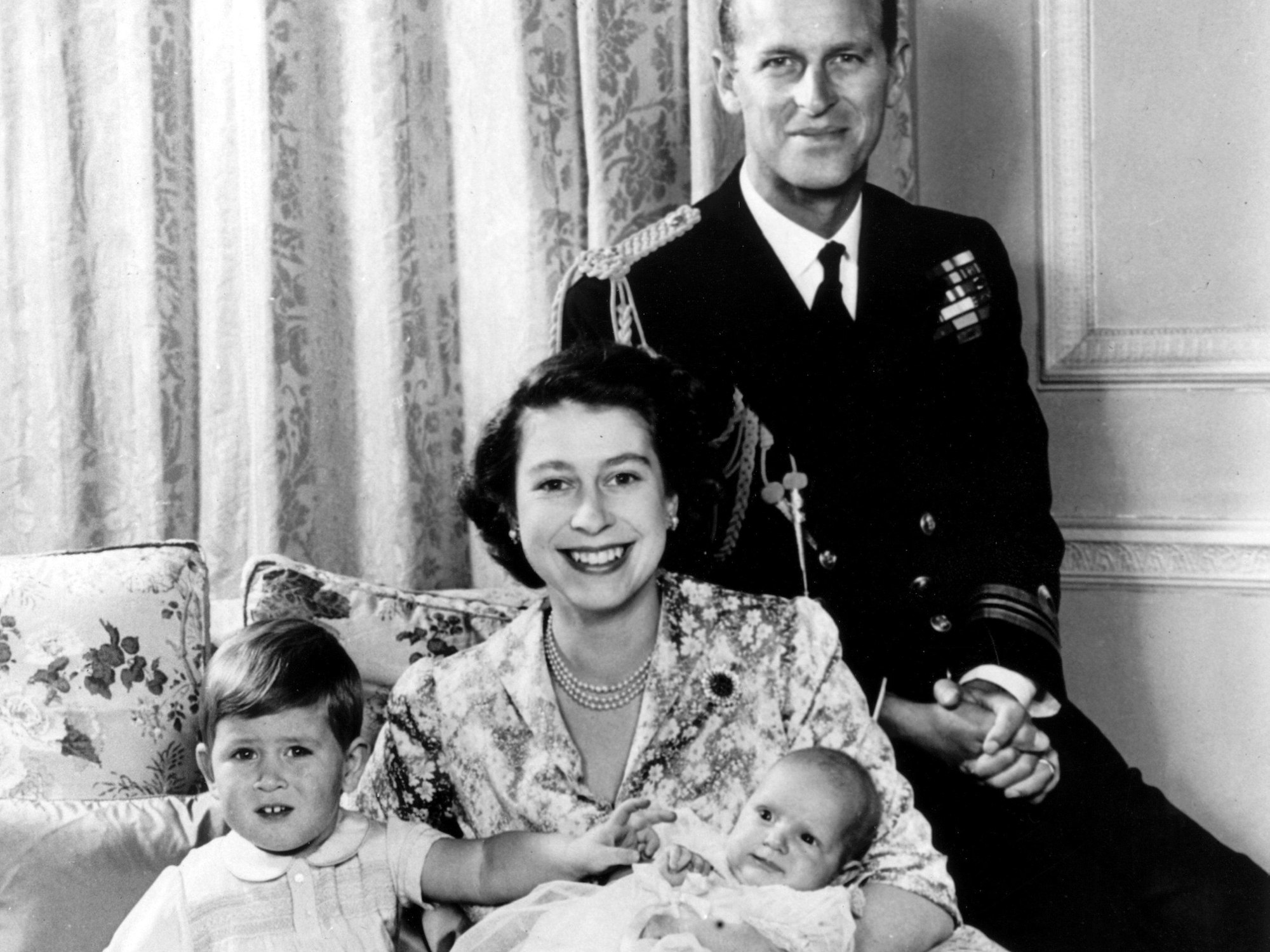 Prinzessin Elizabeth Anfang 1951 mit ihrem Mann Philip, Herzog von Edinburgh, und den beiden Kindern Prinz Charles (2) und Prinzessin Anne (fünf Monate).