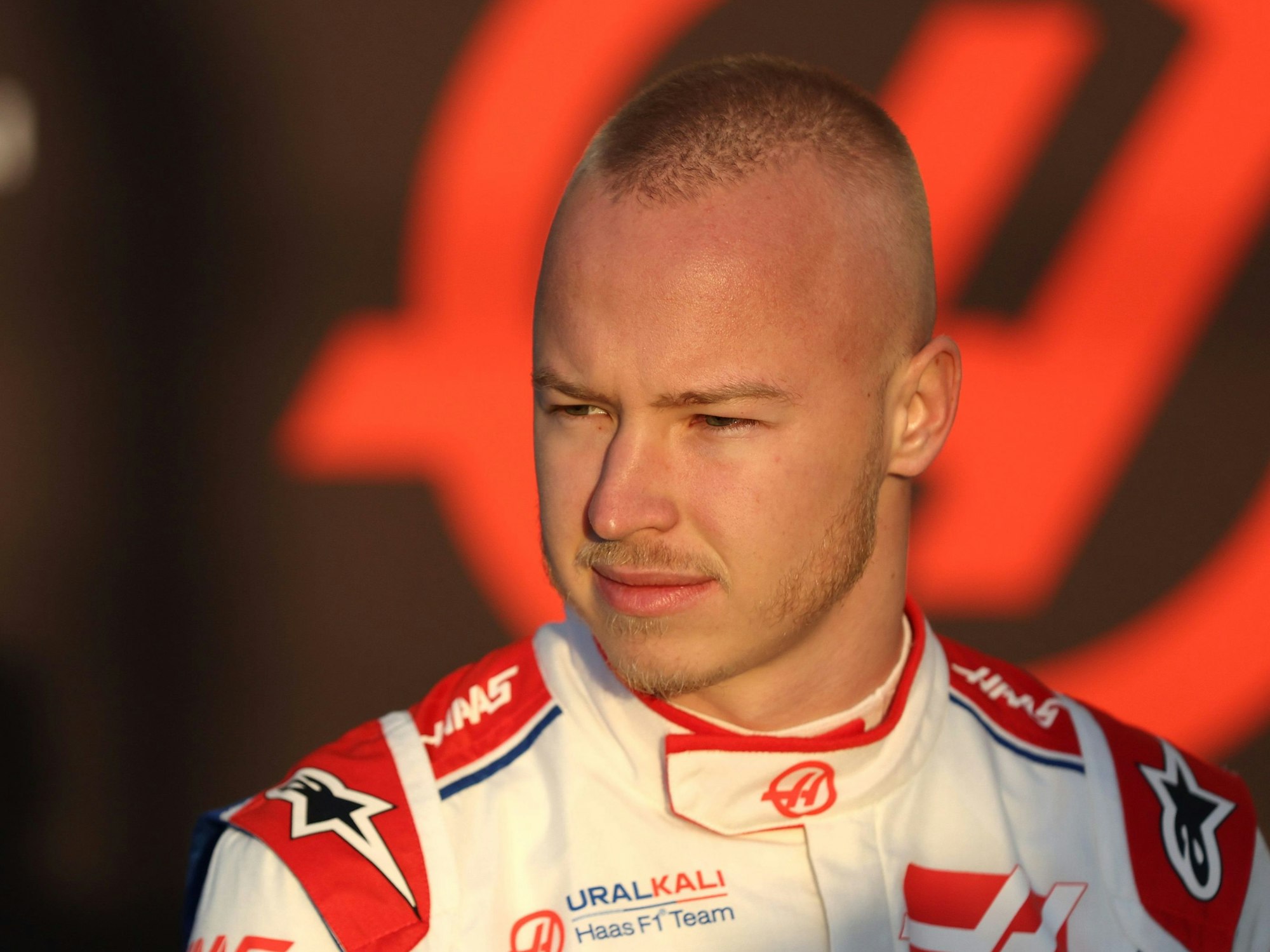 Ex-Formel-1-Pilot Nikita Mazepin (Team Haas) im Rennanzug.