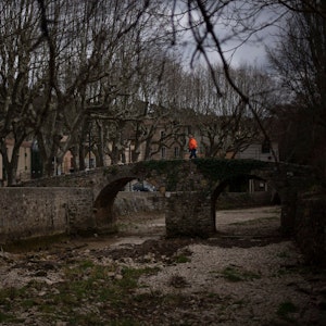 Ein Mann geht in Flassans-sur-Issole (Frankreich) am 1. März über ein ausgetrocknetes Flussbett. Frankreich trifft angesichts anhaltender Trockenheit Sofortmaßnahmen.