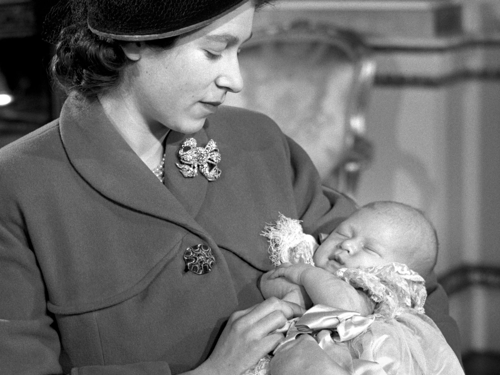 Die damalige Prinzessin Elizabeth (spätere Königin Elizabeth II.) hält ihren Sohn Prinz Charles nach dessen Taufe im Buckingham Palace im Arm.