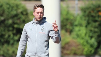 Jonas Spengler, Trainer der Frauen von Borussia Mönchengladbach, am 28. August 2022 beim Spiel in der Regionalliga West gegen den VfR Warbeyen im Grenzlandstadion Mönchengladbach-Rheydt. Spengler hat den linken Zeigefinger erhoben.