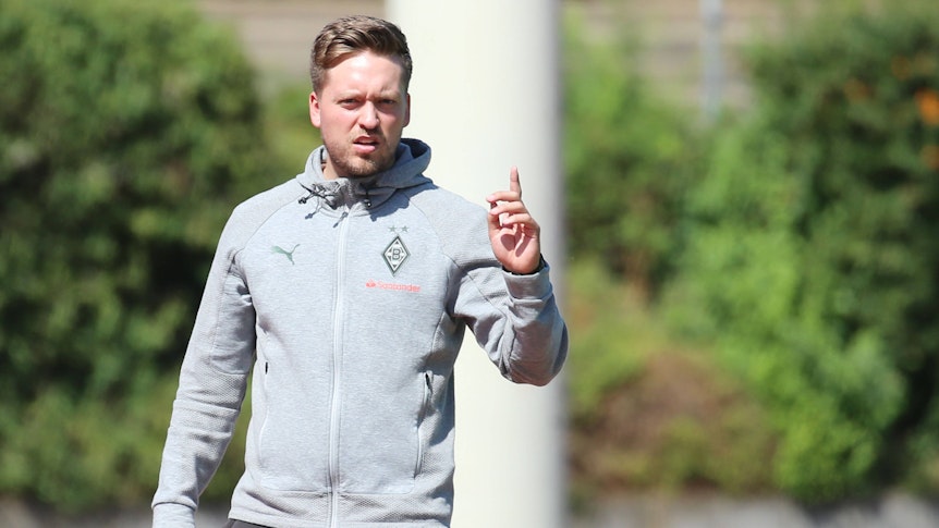 Jonas Spengler, Trainer der Frauen von Borussia Mönchengladbach, am 28. August 2022 beim Spiel in der Regionalliga West gegen den VfR Warbeyen im Grenzlandstadion Mönchengladbach-Rheydt. Spengler hat den linken Zeigefinger erhoben.