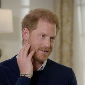 Prinz Harry (hier zu sehen auf einem undatierten Foto während eines Interviews) hat in einem Video-Livestream mit einem Experten für Traumata gesprochen.