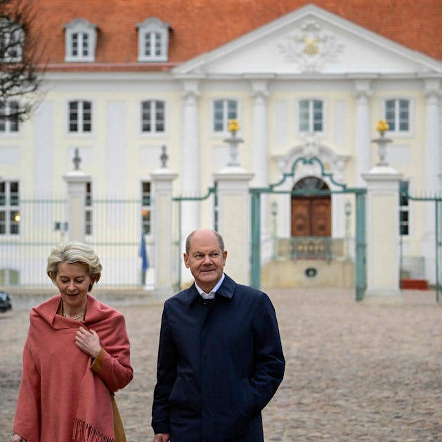 Bundeskanzler Olaf Scholz (r.) und EU-Präsidentin Ursula