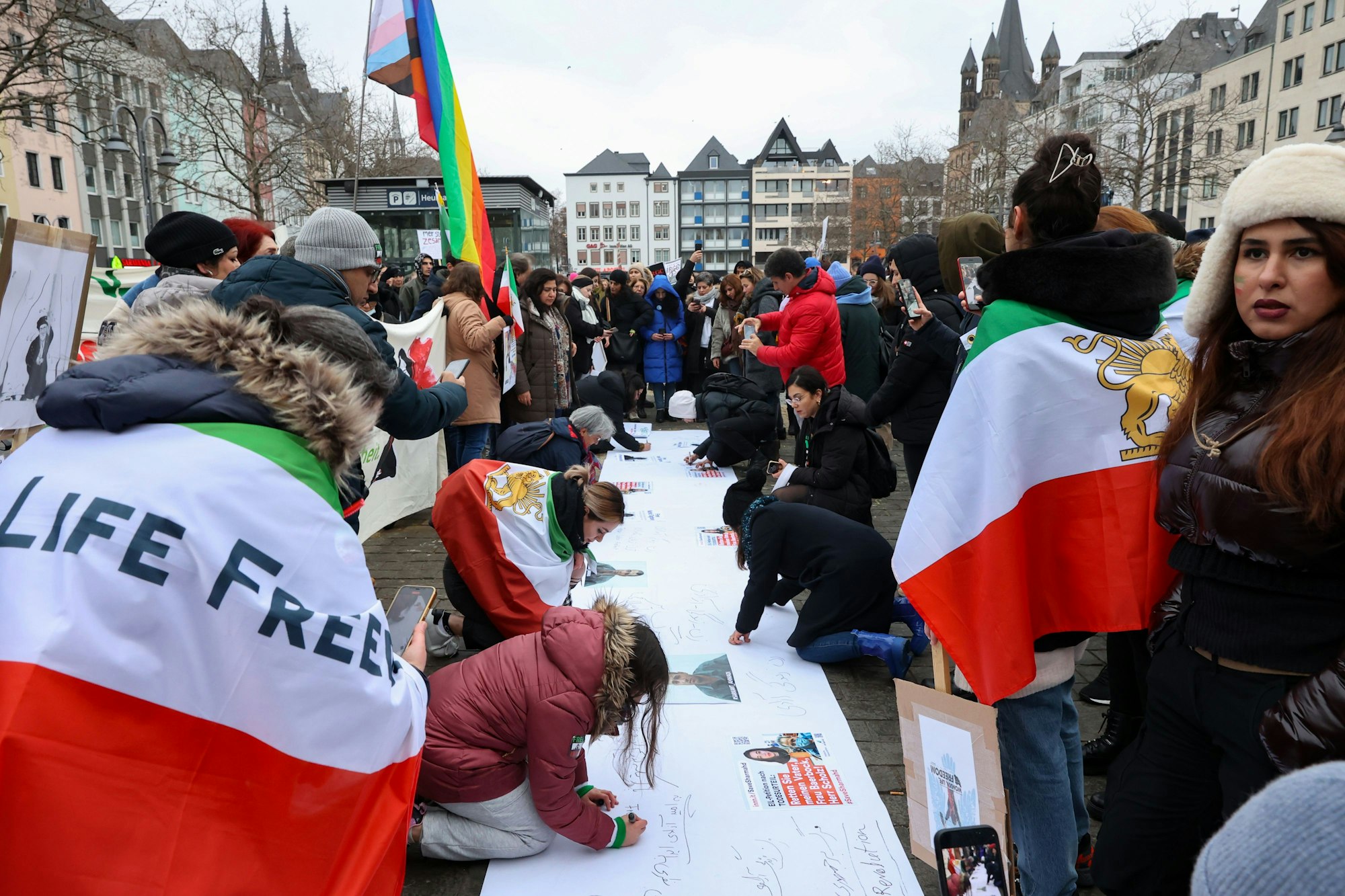 04.03.2023
Köln:
Demo auf dem Heumarkt
Demonstration „ZESAMME LAUT“ zur Unterstützung aller politischen Gefangenen in Iran 
Foto:Martina Goyert

