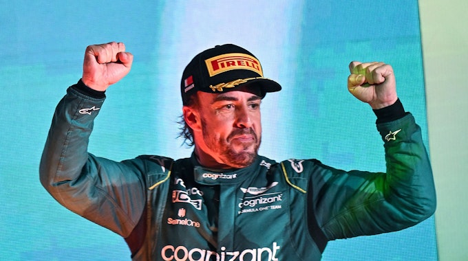 Aston Martins Fernando Alonso jubelt auf dem Podium.&nbsp;