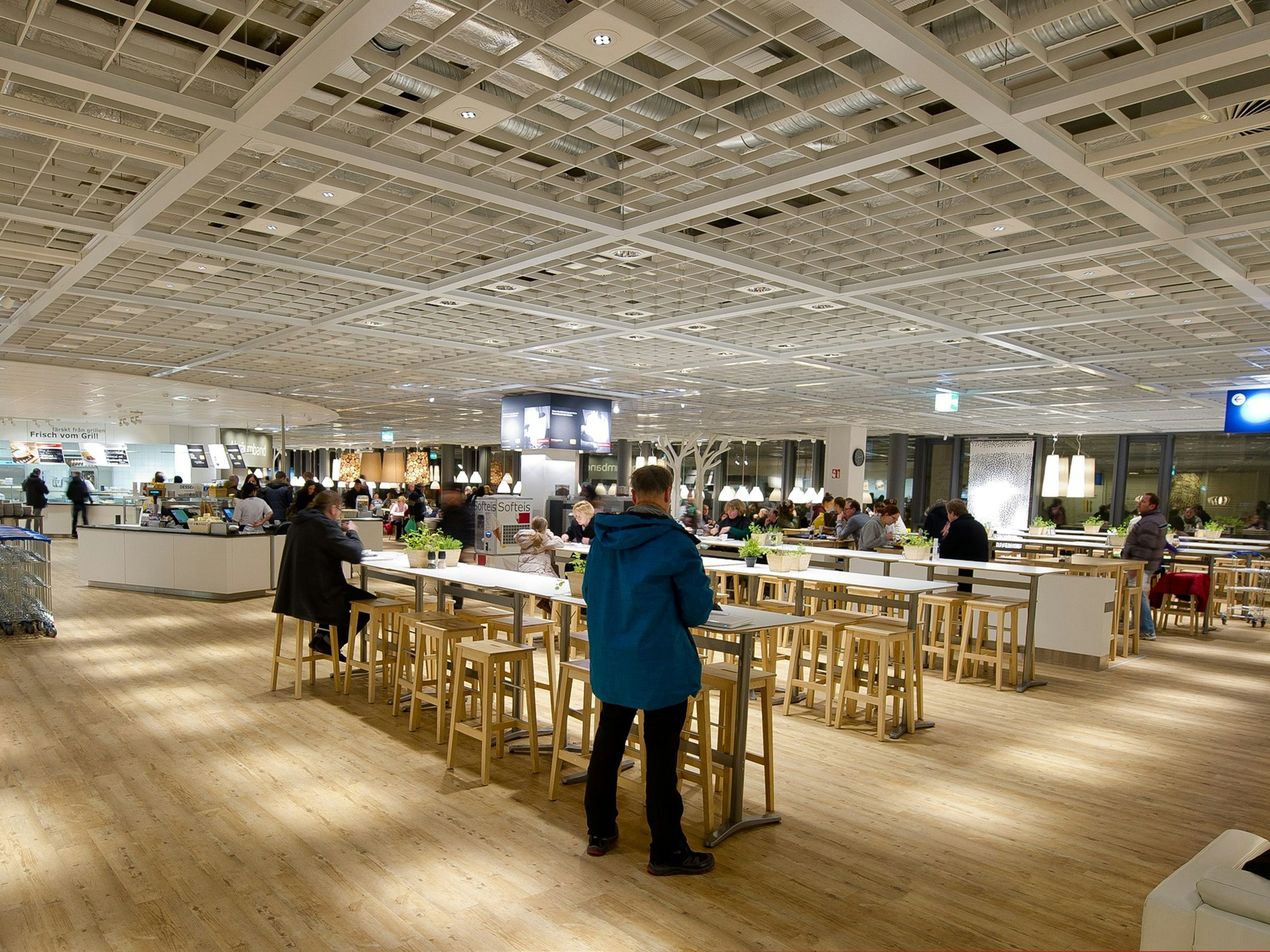 Besucher des Ikea-Einrichtungshauses in Hamburg-Altona stehen am 26.01.2015 in Hamburg in der Filiale im Restaurant.