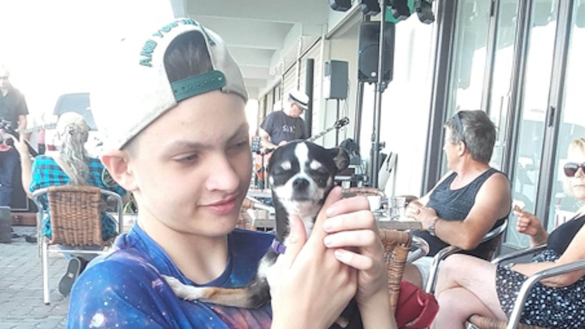 Laurent mit Hund Emmy im Alter von 16 Jahren