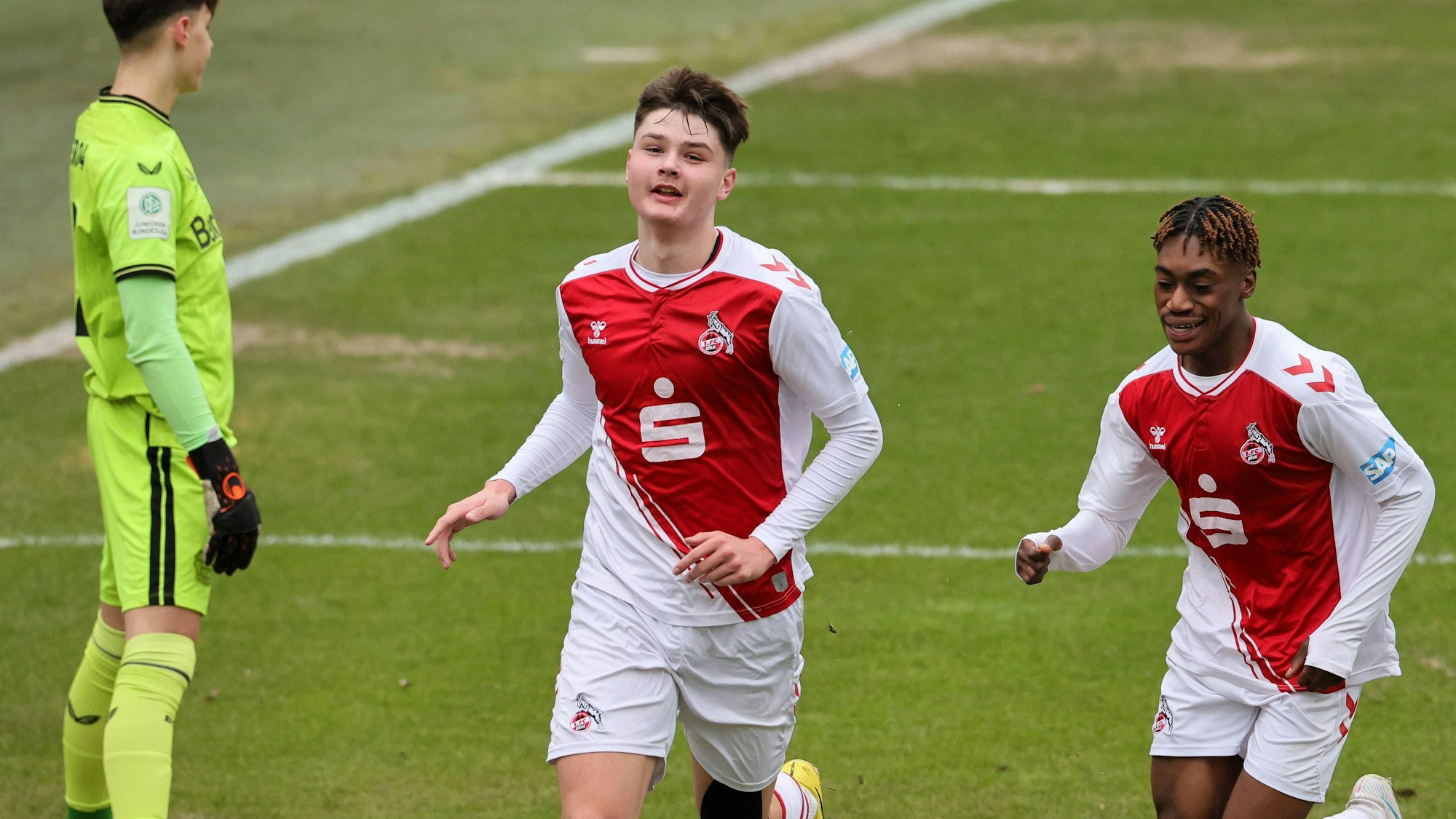 Kölns U19-Talente Jaka Cuber Potocnik (l.) und Justin Diehl jubeln gegen Bayer Leverkusen.