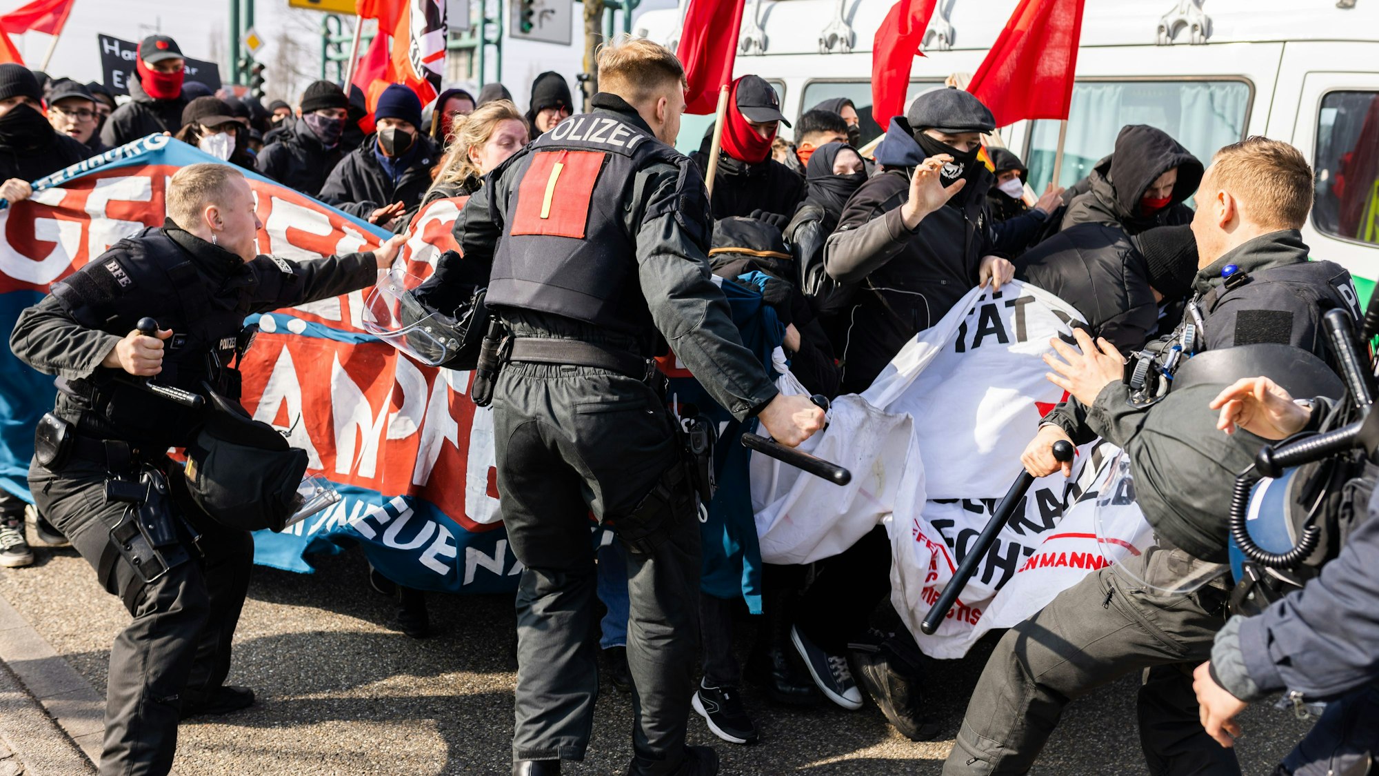 Polizisten schlagen mit Schlagstöcken auf Demonstranten ein, um den Demonstrationszug gegen den Landesparteitag der AfD Baden-Württemberg zu stoppen.